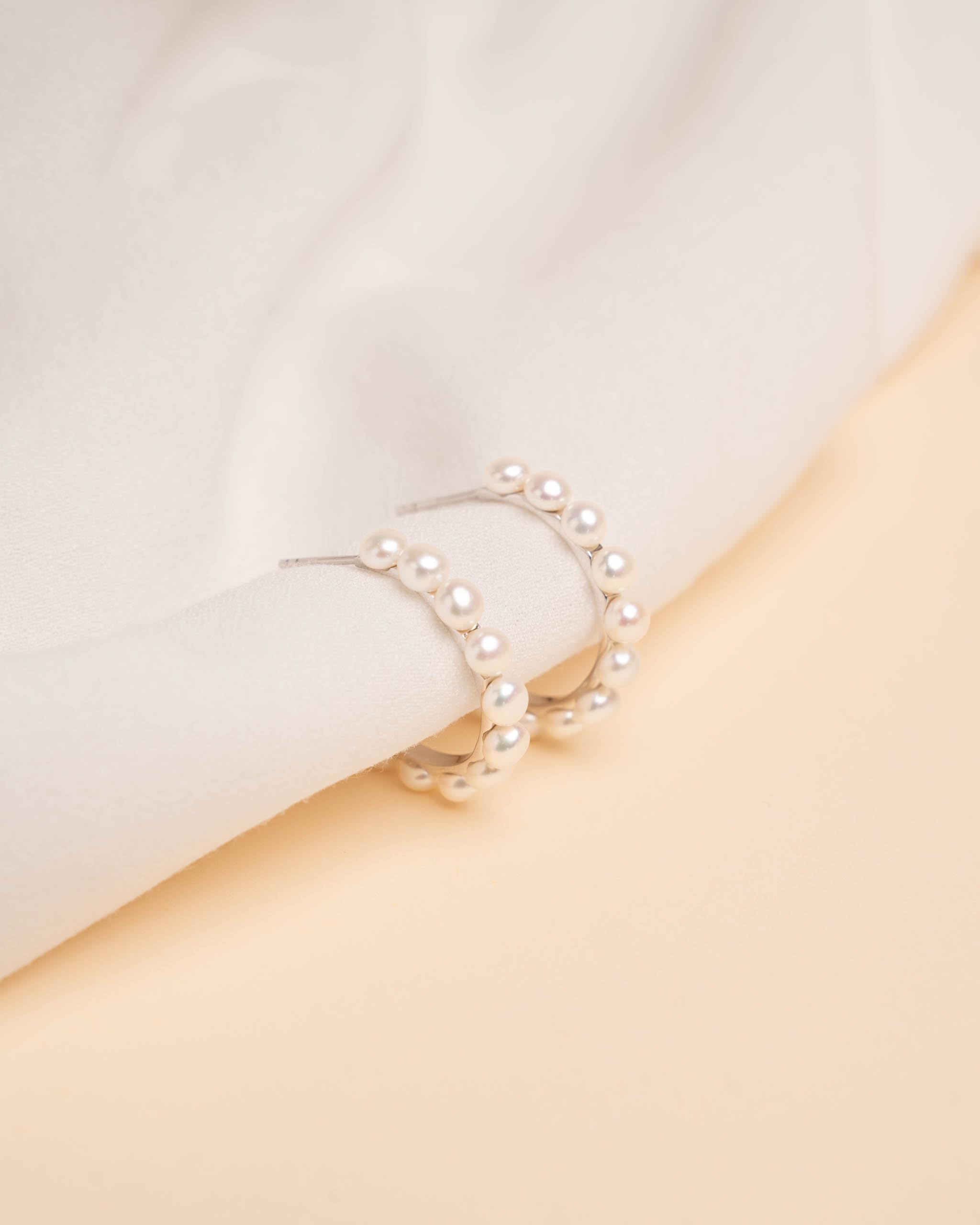 Orecchini a Cerchio di Perle Coltivate d'acqua dolce bianche da Donna di SECRET & YOU - Argento 925 con 13 perle Button di 4-5mm.