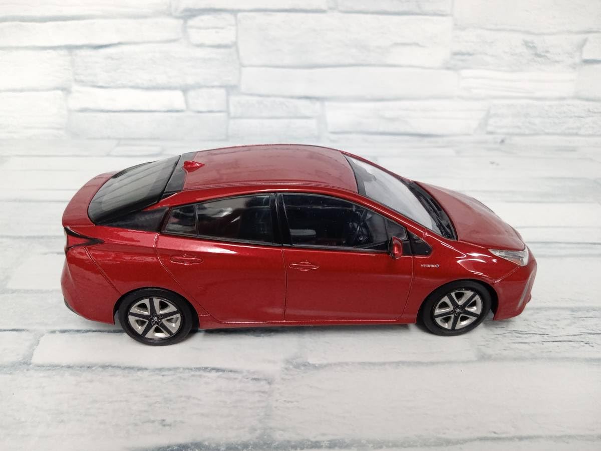 新型プリウス ミニカー エモーショナルレッド 3U5 非売品 1/30 1⁄30