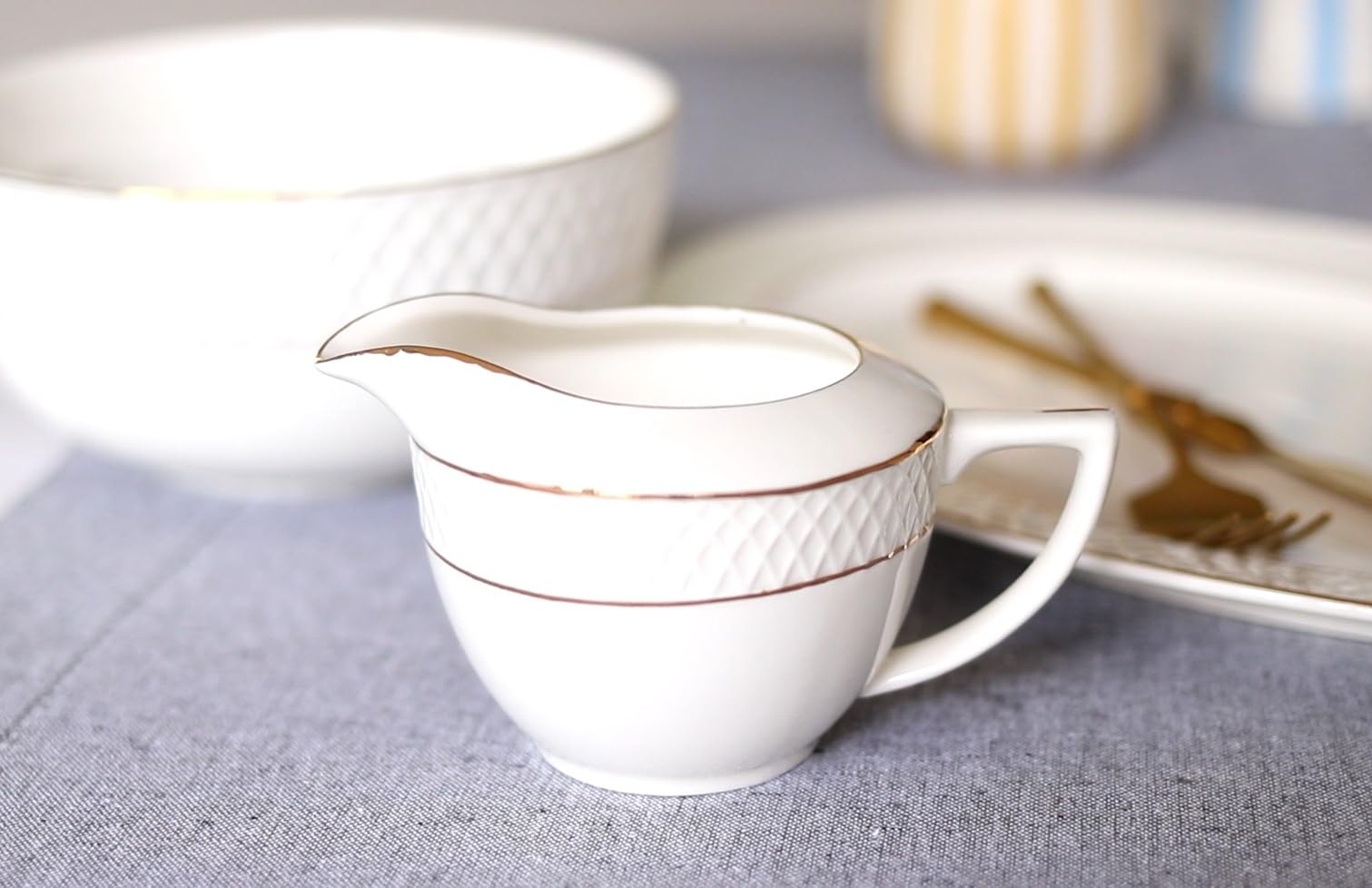 Wilmax – Azucarero + Juego de jarra de leche – 2 piezas – Recipiente para leche y azúcar de porcelana con patrón dorado – Blanco – Dispensador de azúcar con tapa – Servicio de café para leche, café y