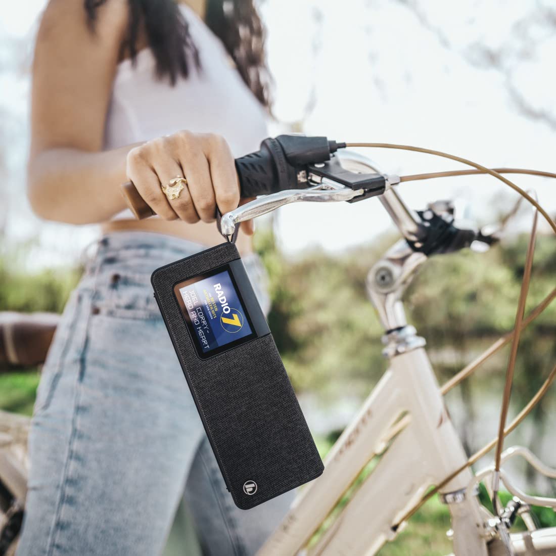 Hama Radio Internet DAB/DAB+ 'DR200BT' (Radio Numérique FM Portable, Haut-Parleur Bluetooth Rechargeable USB-C, Écran Couleur, Entrée AUX, Minuteur, 30 Présélections, 8h d'Écoute) Noir