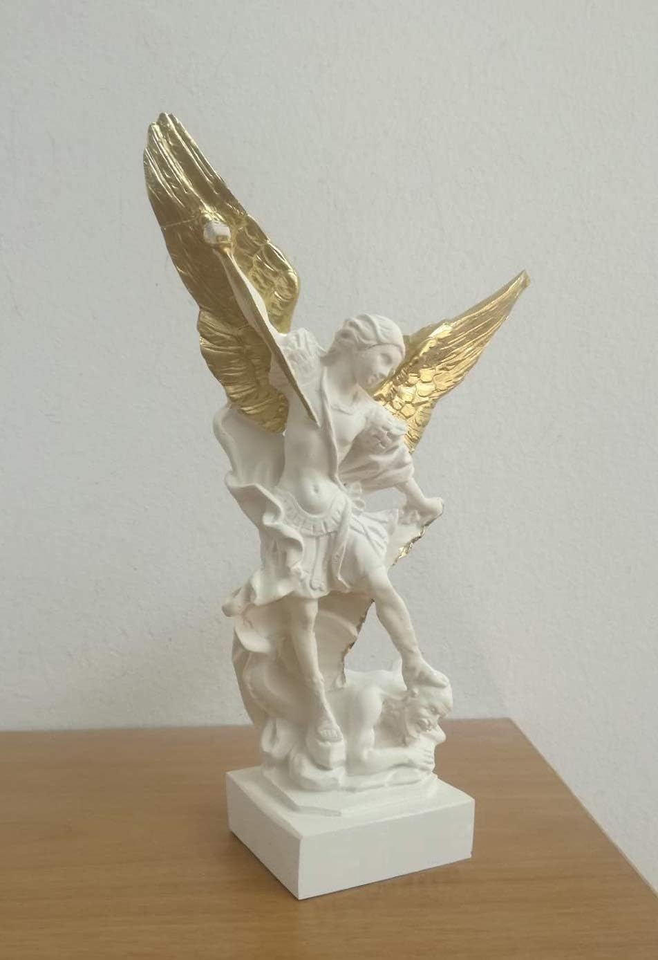 Eurofusioni Saint Michel Archange Statue - Figurine avec Couronne, épée et Ailes dorées peintes à la Main - H 21 cm