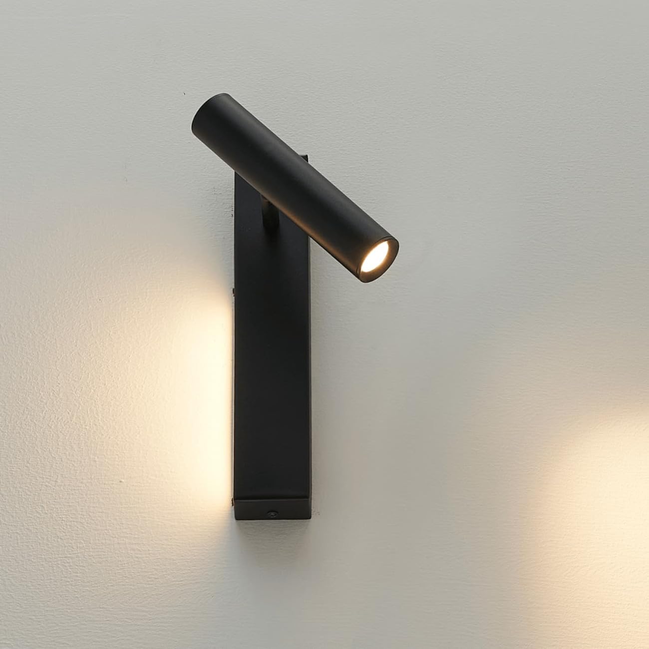 KOSILUM - Lampada da parete nera per testiera del letto, lettura destra, luce bianca calda, illuminazione per soggiorno, camera da letto, cucina, corridoio, 1211 lm, LED integrato, IP20