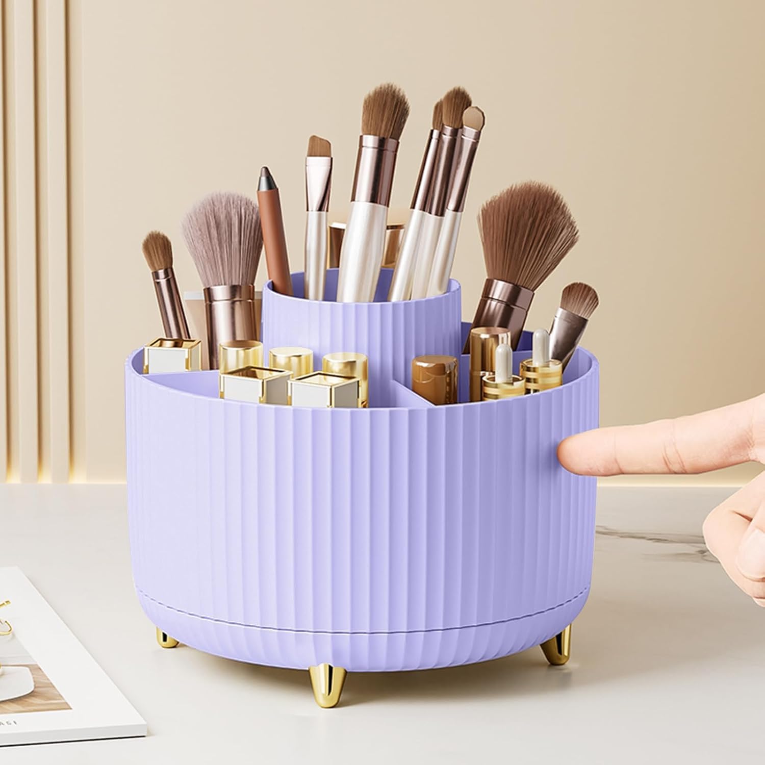 CHANELのメイクブラシ3本が収納されたパープルのケース付きセット。 Amazon | Diesisa メイクブラシケース 360°回転 コスメ収納 - パープル