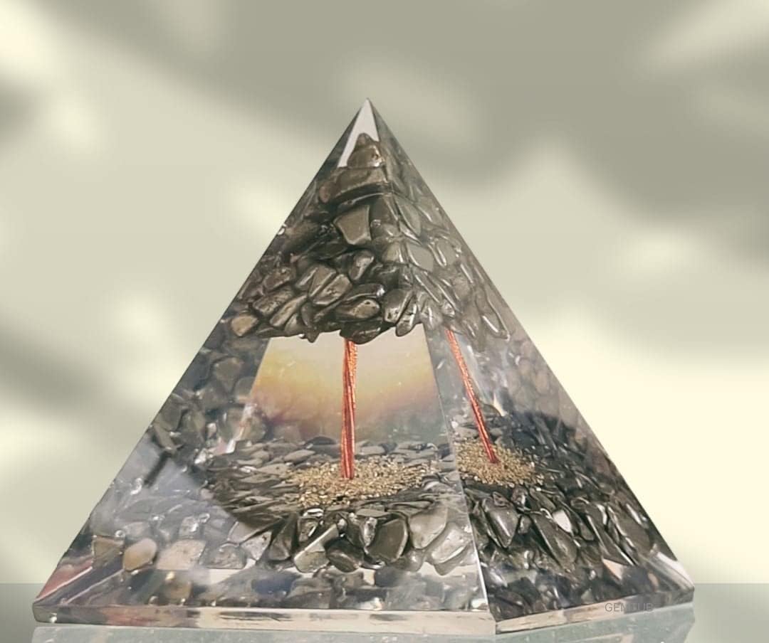 Samyuktha Piramide Nubiana in orgonite naturale realizzata a mano con albero di pirite naturale all'interno per attirare ricchezza, prosperità e abbondanza (piramide dell'albero di pirite)
