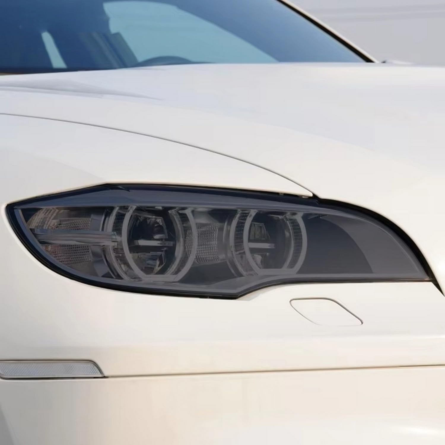 Film phare teinté noir fumé BMW X6 pour rouler sur l'autoroute sans gravillons