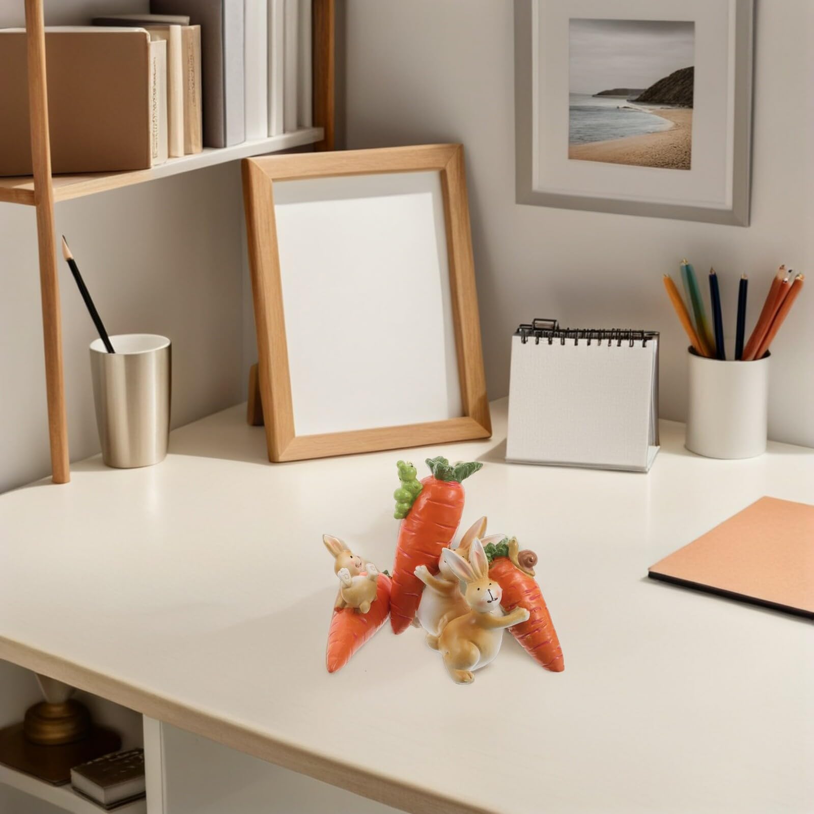 Statuine Coniglietto Pasquale in Resina 3 Pezzi con Carota, Decorazioni Primaverili Salvaspazio per Scrivania e Mensola, Statuette Vivaci per Festa di Pasqua e Arredamento Casa