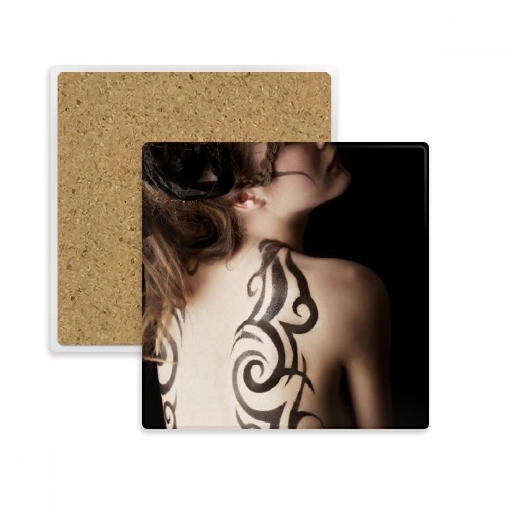 Dessous de verre absorbant contre taches de tasse fille tatouage brun