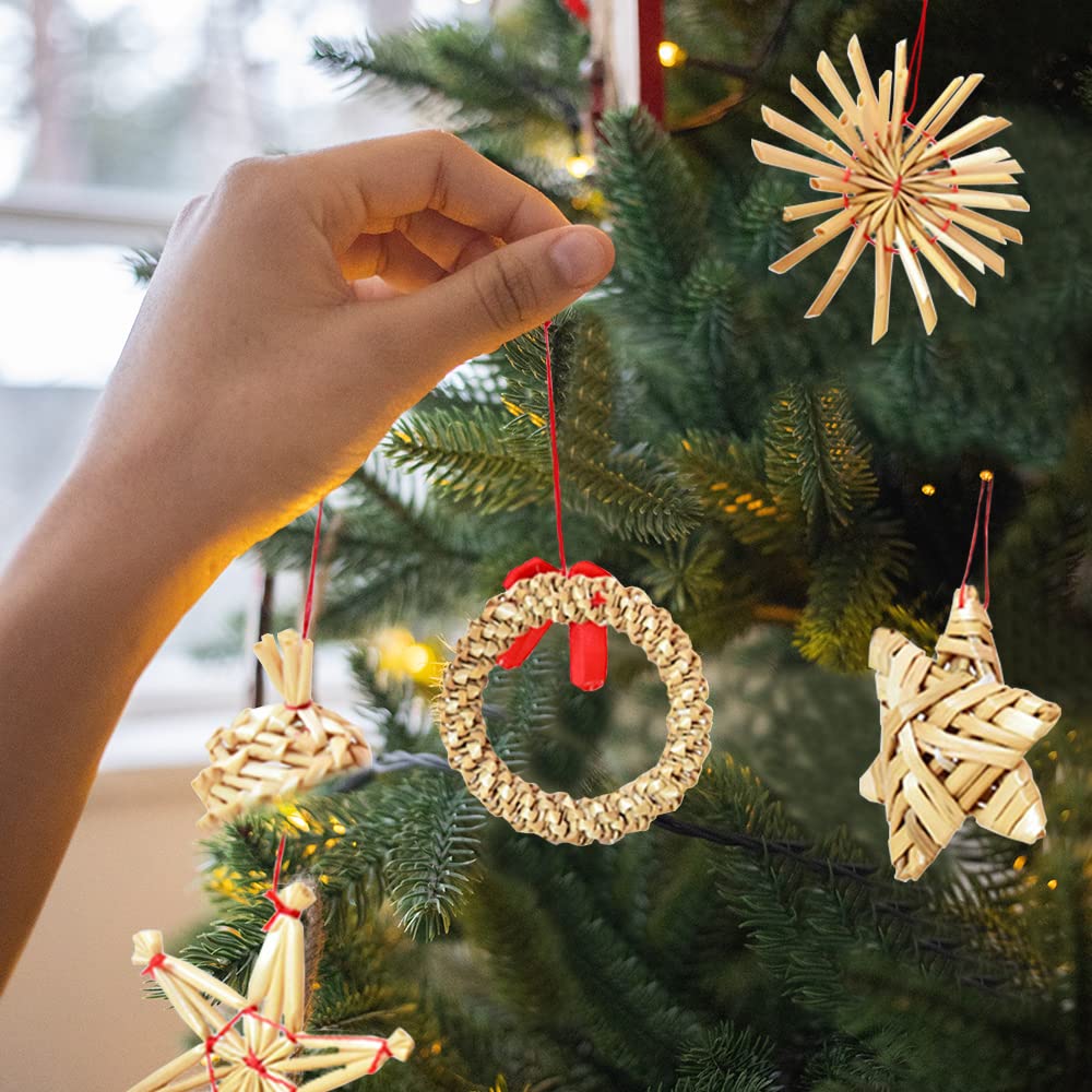 Nieuw Jaar 2017, Kerstboomdecoratie Met Een Tak Van Een Spar En Houten Cijfers Van Het Komende Jaar 79190877