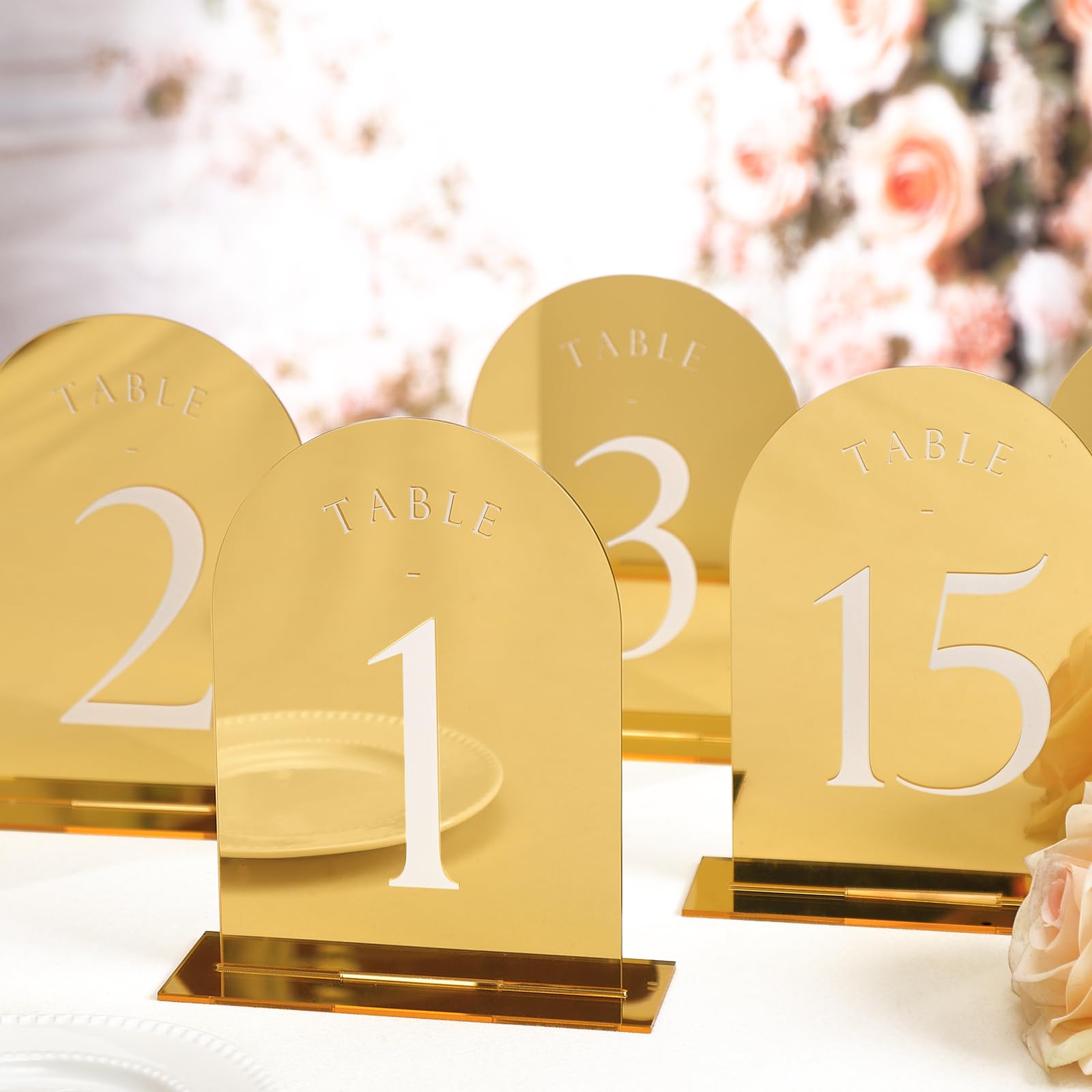 UNIQOOO Números de mesa de boda con arco de espejo dorado con soportes del 1 al 20, carteles y soportes acrílicos de 5 x 7 pulgadas, paquete de 20, perfecto para centro de mesa, recepción, decoración