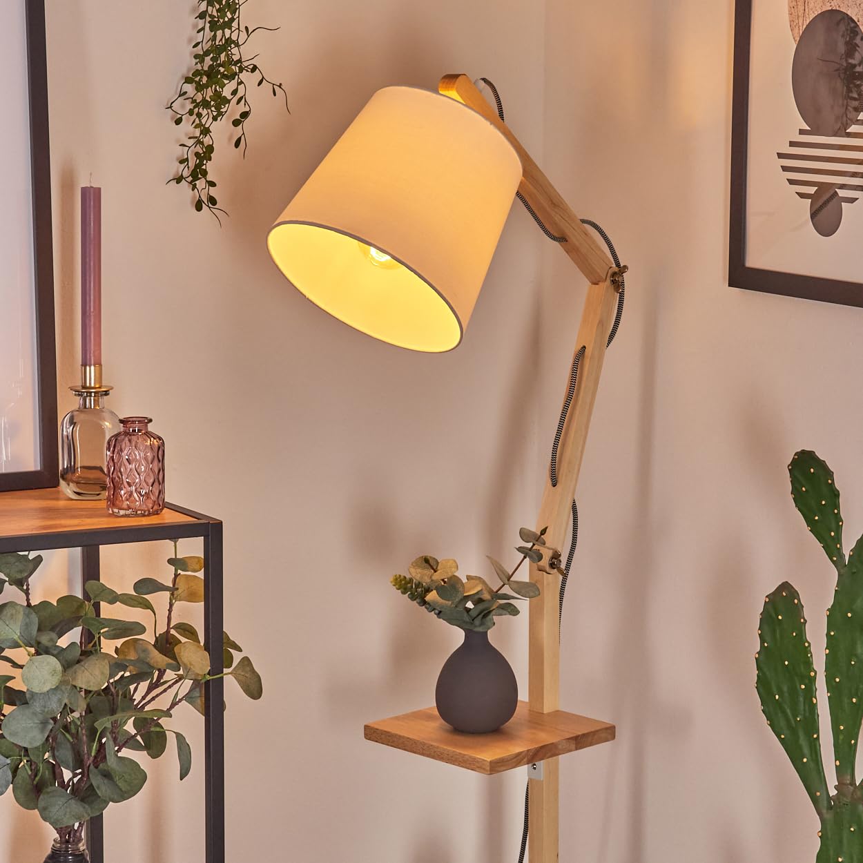 HOFSTEIN Lampa stojąca Tukchor, lampa stojąca z drewna/metalu/materiału w kolorze naturalnym/białym, regulowana lampa w stylu boho z półkami i przełącznikiem, 152,5 cm, E27, do salonu, sypialni