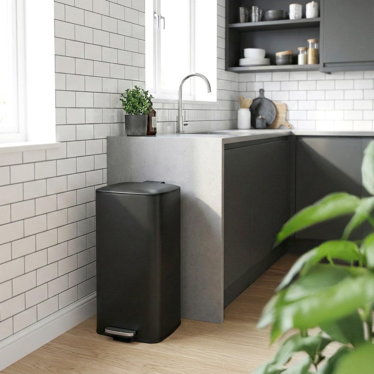 Cubo de Basura de 30 Litros de Acero Inoxidable Negro de 37x27x65 cm. Papelera con Cubo Interior Extraíble de Polipropileno con Asa y Apertura con Pedal