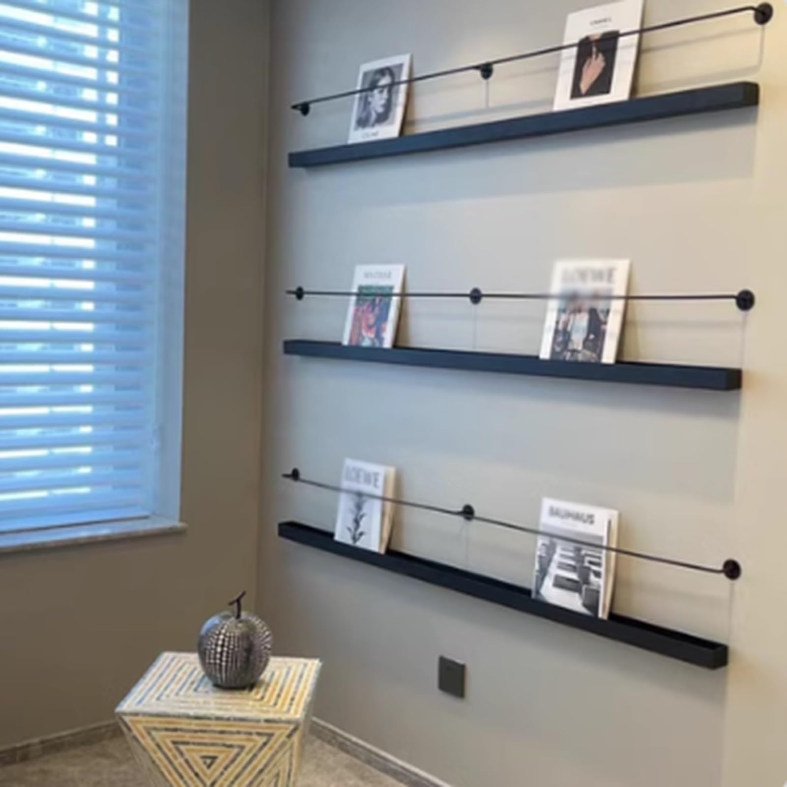 Portariviste e opuscoli da parete in metallo nero, minimalista, per casa, ufficio, soggiorno, bagno, sala d'attesa (110 cm, 1 confezione)