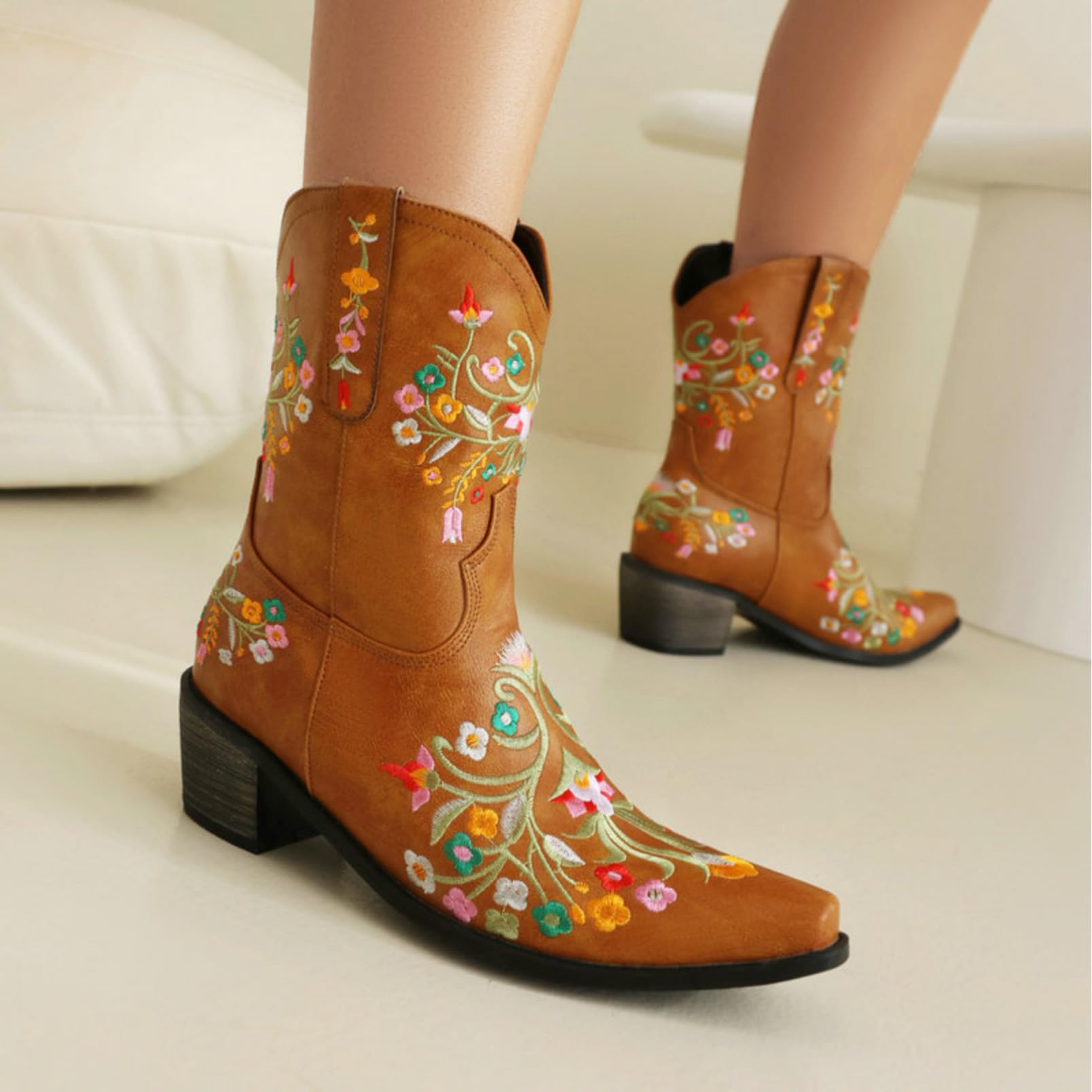 Generico Stivali Donna Stile Western Mezzo Polpaccio con Ricami, Stivale Alto a Canna Larga e Design Slip-On per Stile Country