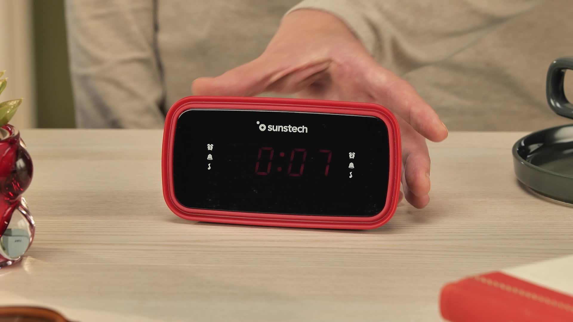 DESPERTADOR RADIO SUNSTECH FRD60RD FM LED ROJO/NEGRO - miniatura 4