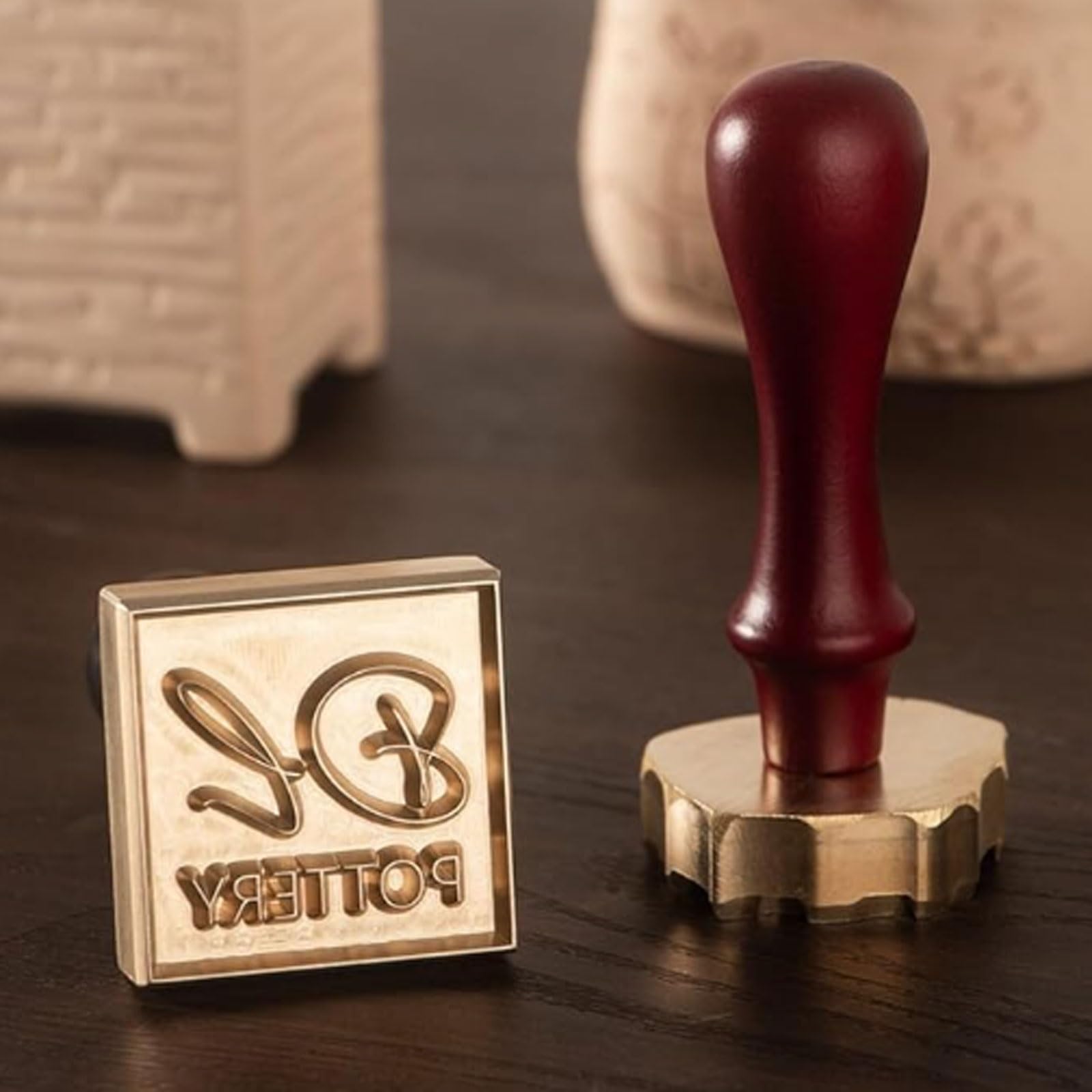 Strumento for la creazione di loghi in ceramica, timbro personalizzato for la firma in ceramica, timbro in ottone e argilla con manico in legno Timbro fatto a mano(1.5 Inches)