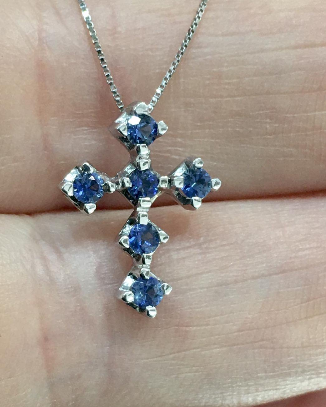Collana girocollo da donna in oro bianco 18kt con croce cm 1,5 di zaffiri veri naturali taglio a brillante