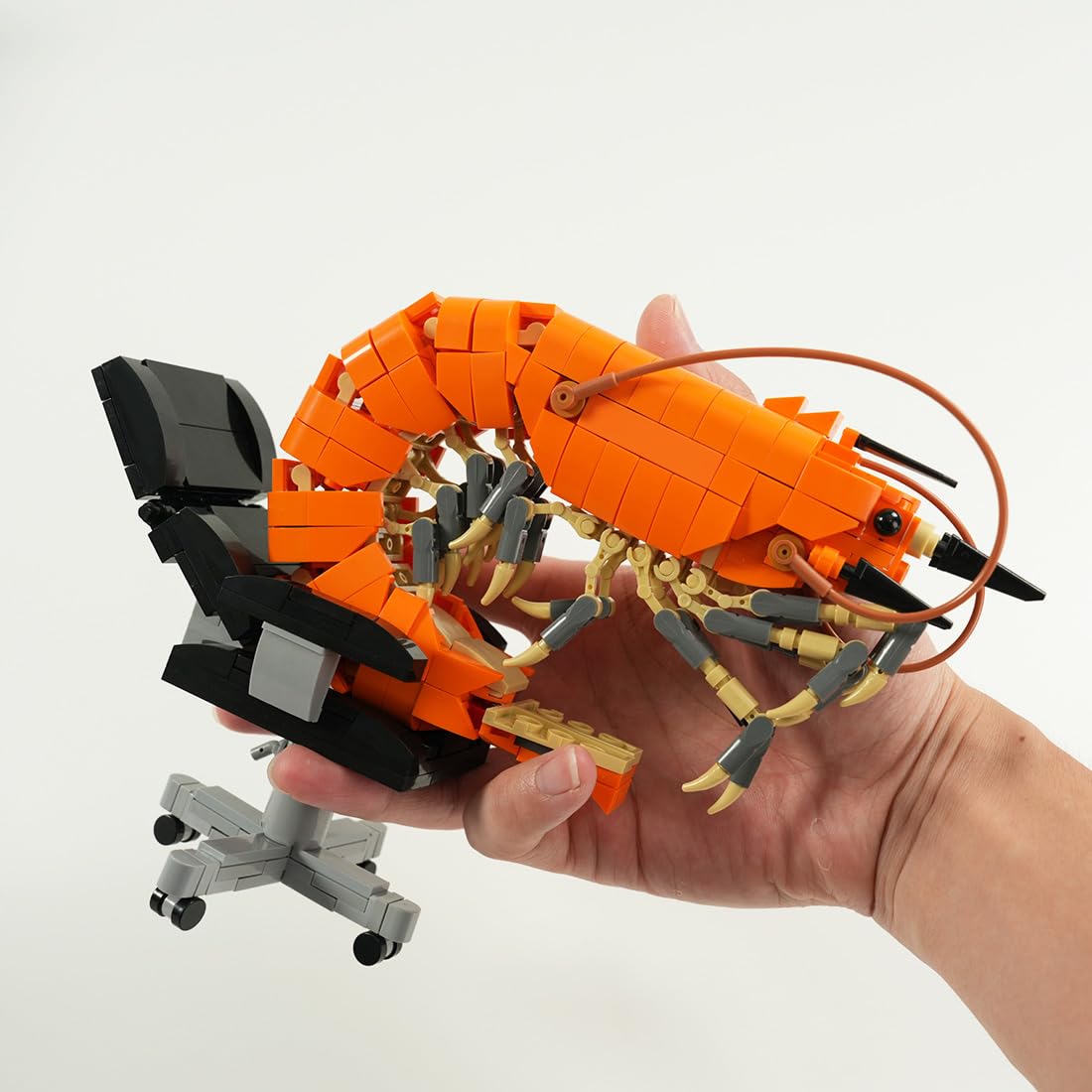 Working Shrimp Man Klemmbausteine, Arbeitender Garnelenmann Bausteine Set, 675 Teile Klemmbausteine Garnelen Modellbausatz mit Computer/Bürobedarf, Wohnkultur Geschenk
