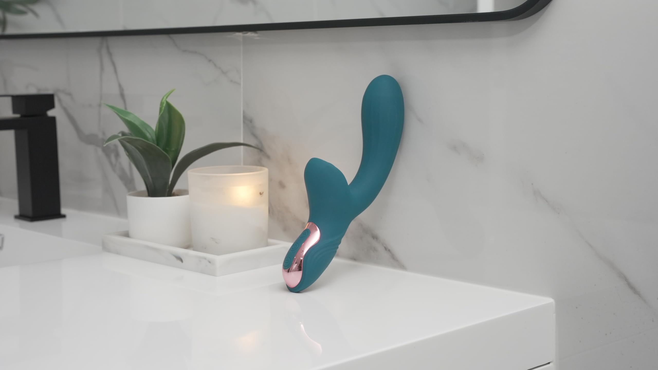 Le Topaze – Stimulateur Clitoridien à Succion & Vibration | Vibro | Sextoy Femme | 10 Modes de Vibration + 10 Modes de Succion | Silicone Médical Étanche | Unlimited Pleasure Secret