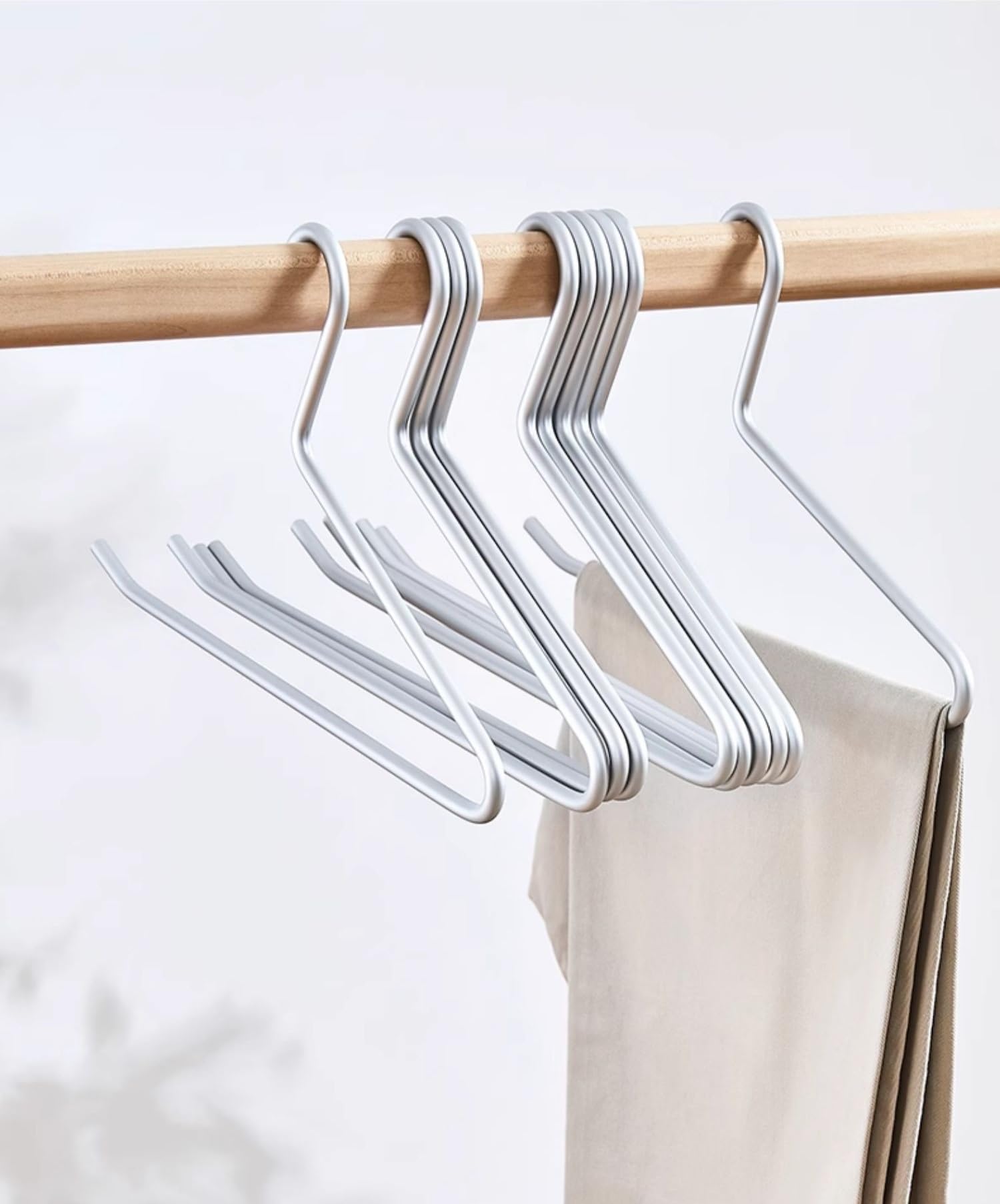10-teiliges Set von High-End mattsilbernen Aluminiumbügeln, 35cm Ultra Glatte Kleiderbügel, langlebige Metallhosenbügel, Aluminiumlegierungsbügel, Kleidungsständer