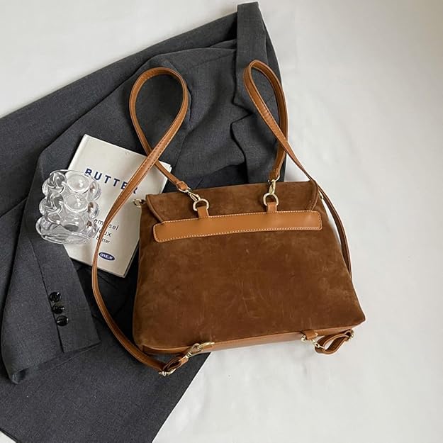 Suède handtas met een decoratieve extra riem taupe • Prijs € 49,99 • online shop