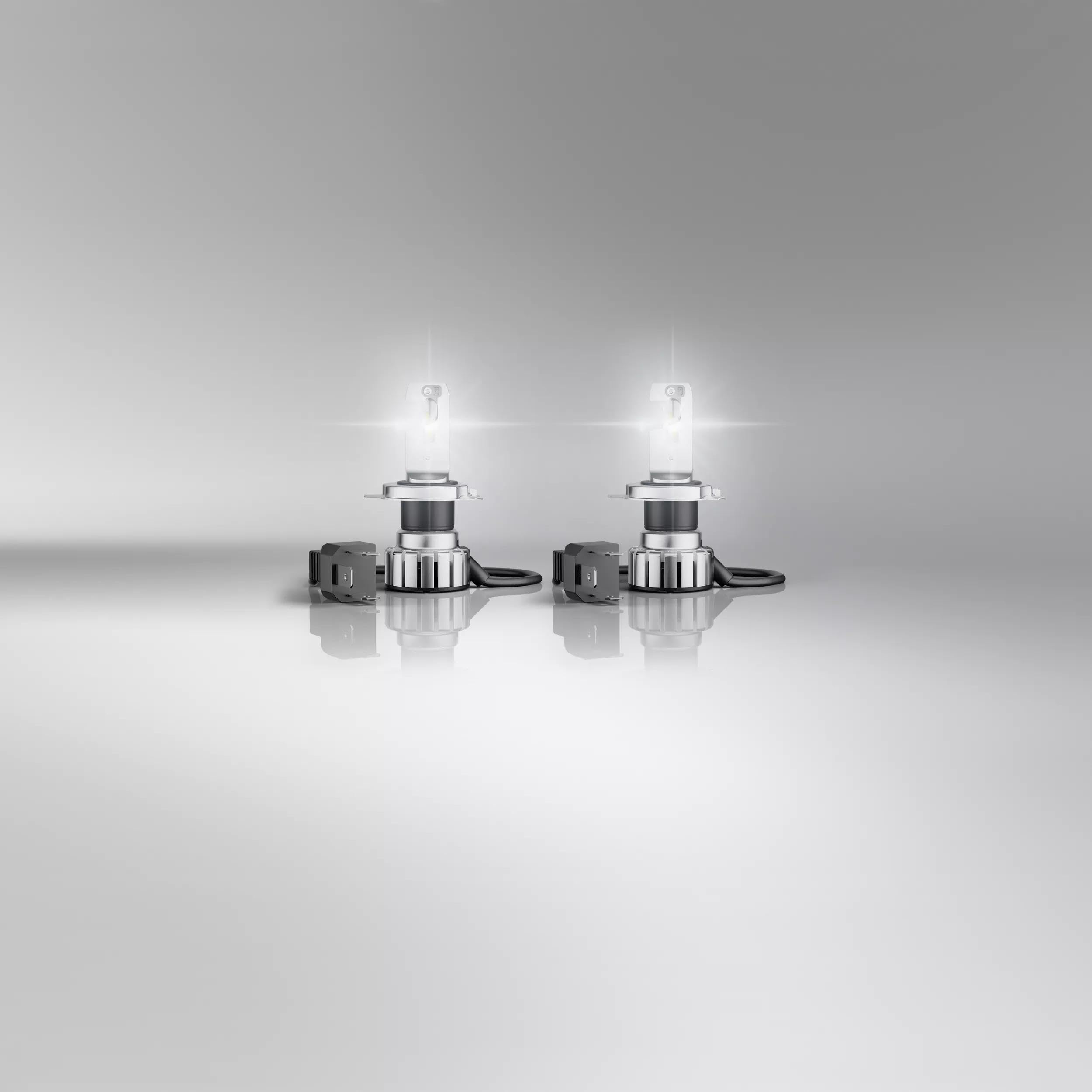 OSRAM NIGHT BREAKER LED SMART H4; jusqu'à 330% de luminosité en plus ; 6000K, 12V, feux de route et de croisement LED avec homologation routière