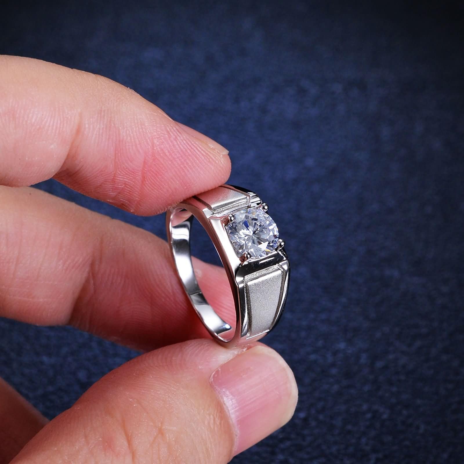Anillo de oro blanco para hombre, oro blanco de 9 quilates, 14 quilates, 18 quilates, 4 puntas, solitario redondo con moissanita de 1 quilate