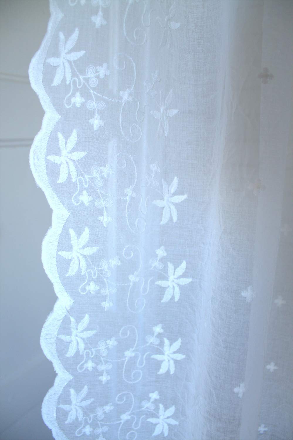 Gardinenschal Kaya WEIß Bestickt 130x250 cm – Romantischer Landhaus-Vorhang mit Bändern, Shabby Chic Store & Dekoschal, feine Spitze für Wohnzimmer & Schlafzimmer, 1 Stück