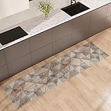 PROTEZIONE ANTIMACCHIA E ANTISCIVOLO PER LA TUA CUCINA: Il tappeto runner NARCISO è la soluzione ideale per la cucina, realizzato al 100% in vinile gommato che offre una protezione eccezionale contro macchie e sporco. La sua base antiscivolo garantisce la massima sicurezza, prevenendo cadute e scivoloni anche su pavimenti bagnati o umidi, rendendo l'ambiente cucina più sicuro e pulito.