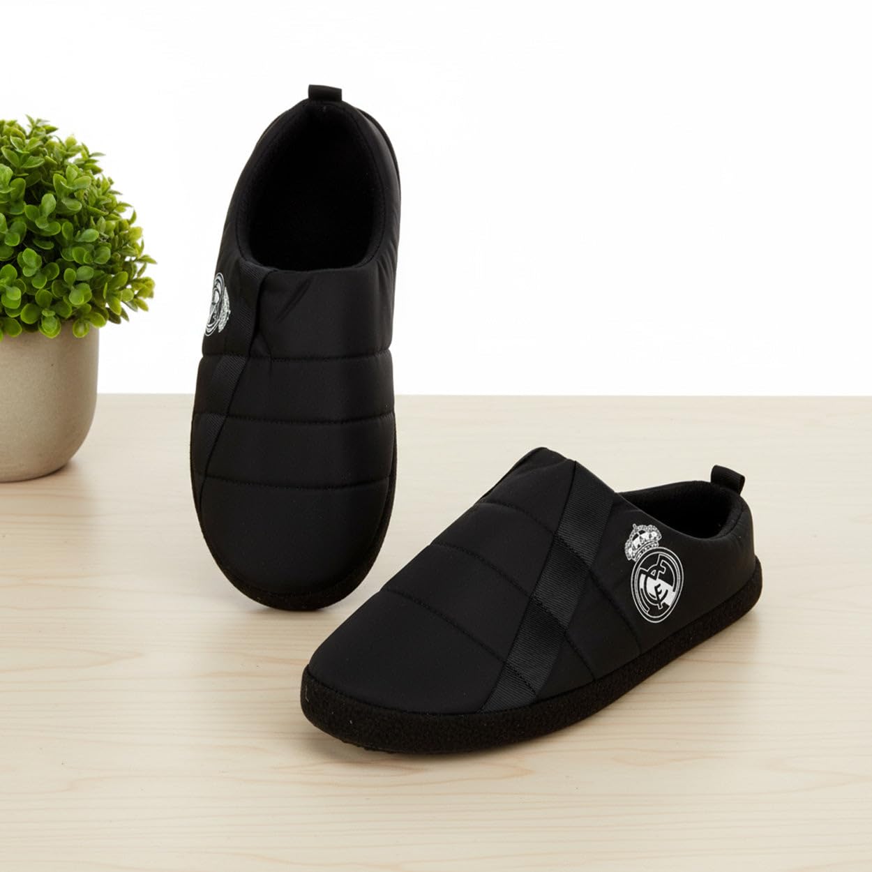 MARPEN SLIPPERS, Zapatillas Real Madrid CF Oficiales Licenciadas Acolchadas para Hombre o Mujer, Zapatillas de Casa y Viaje