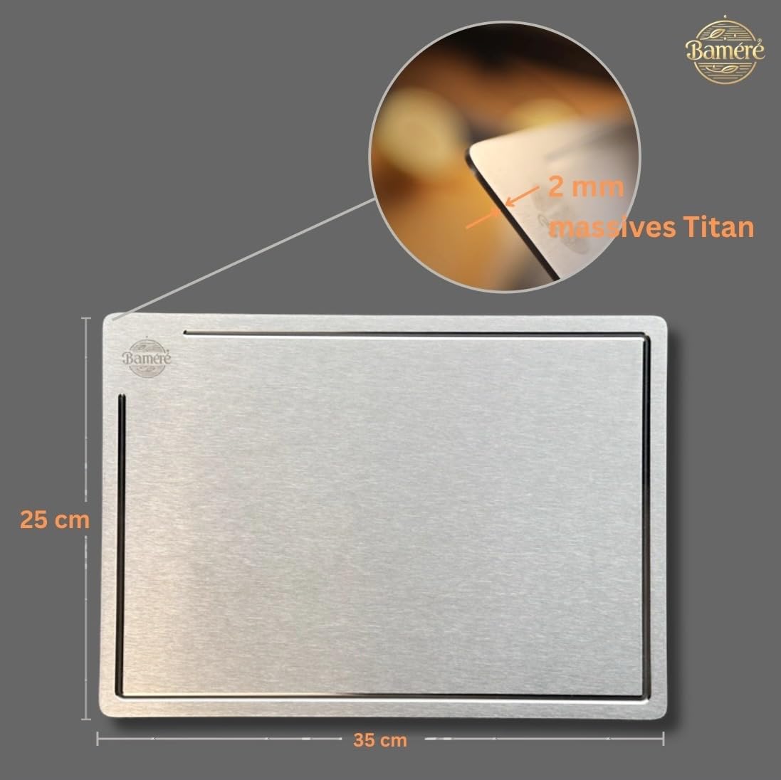 Baméré Titan-Schneidebrett, 100% reines Titan, antibakteriell, geruchsneutral, spülmaschinenfest, leicht zu reinigen, klingenschonend inklusive Anti-Rutsch Matte mit Saftrinne (25x35 cm)