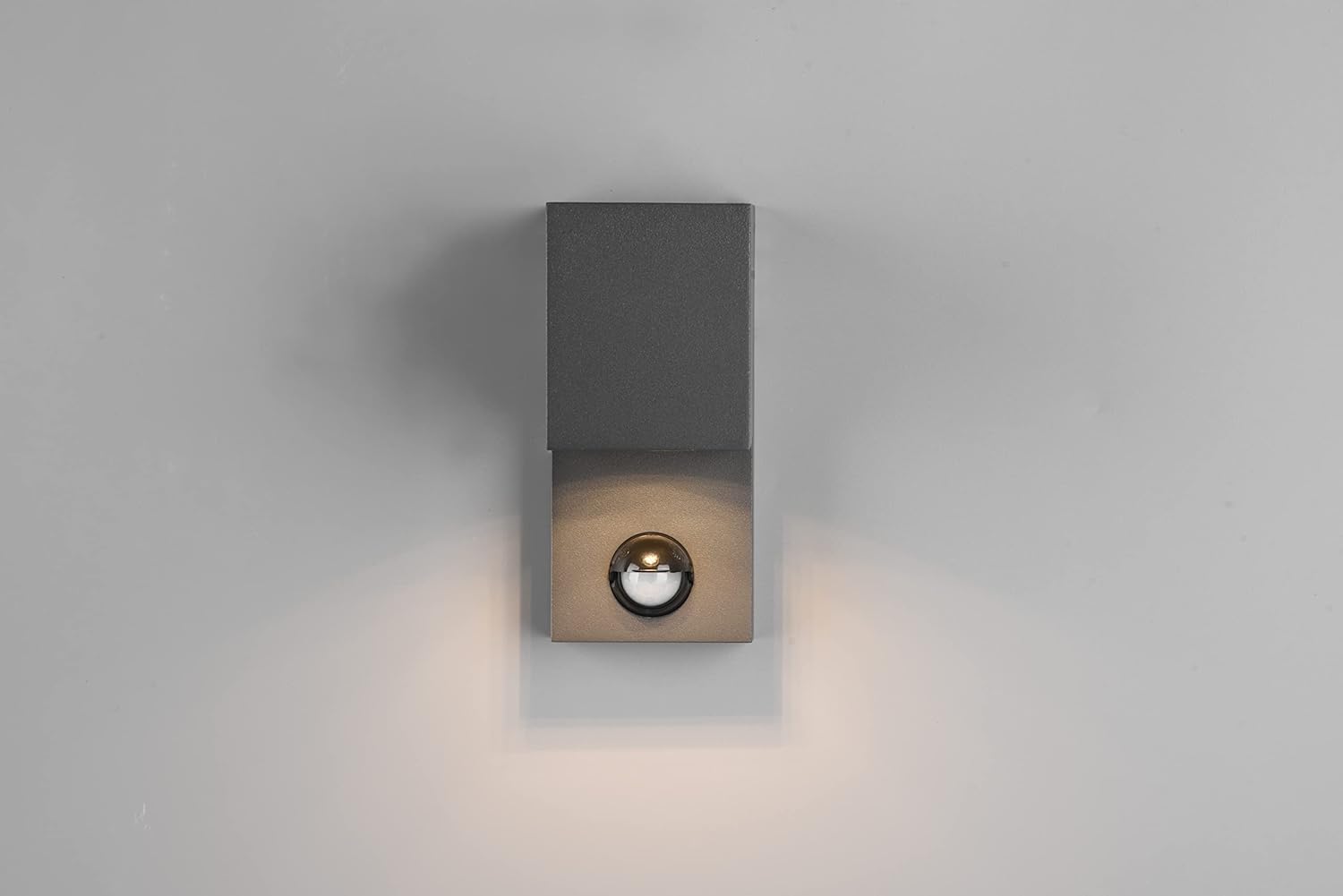 أمام view من الجدار الخارجي Trio Leuchten Roya lampمع تسليط الضوء على مستشعر الحركة المدمج في الأسفل.