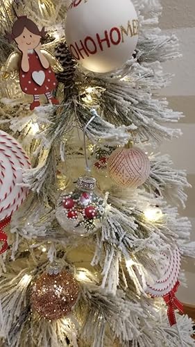 Prachtige Kerstboom. Met Verschillende Hangende Kerstballen Op De Drie Kerst Achtergrond Goud En Roze Ballen Kerstachtergrond Mooi 206063551