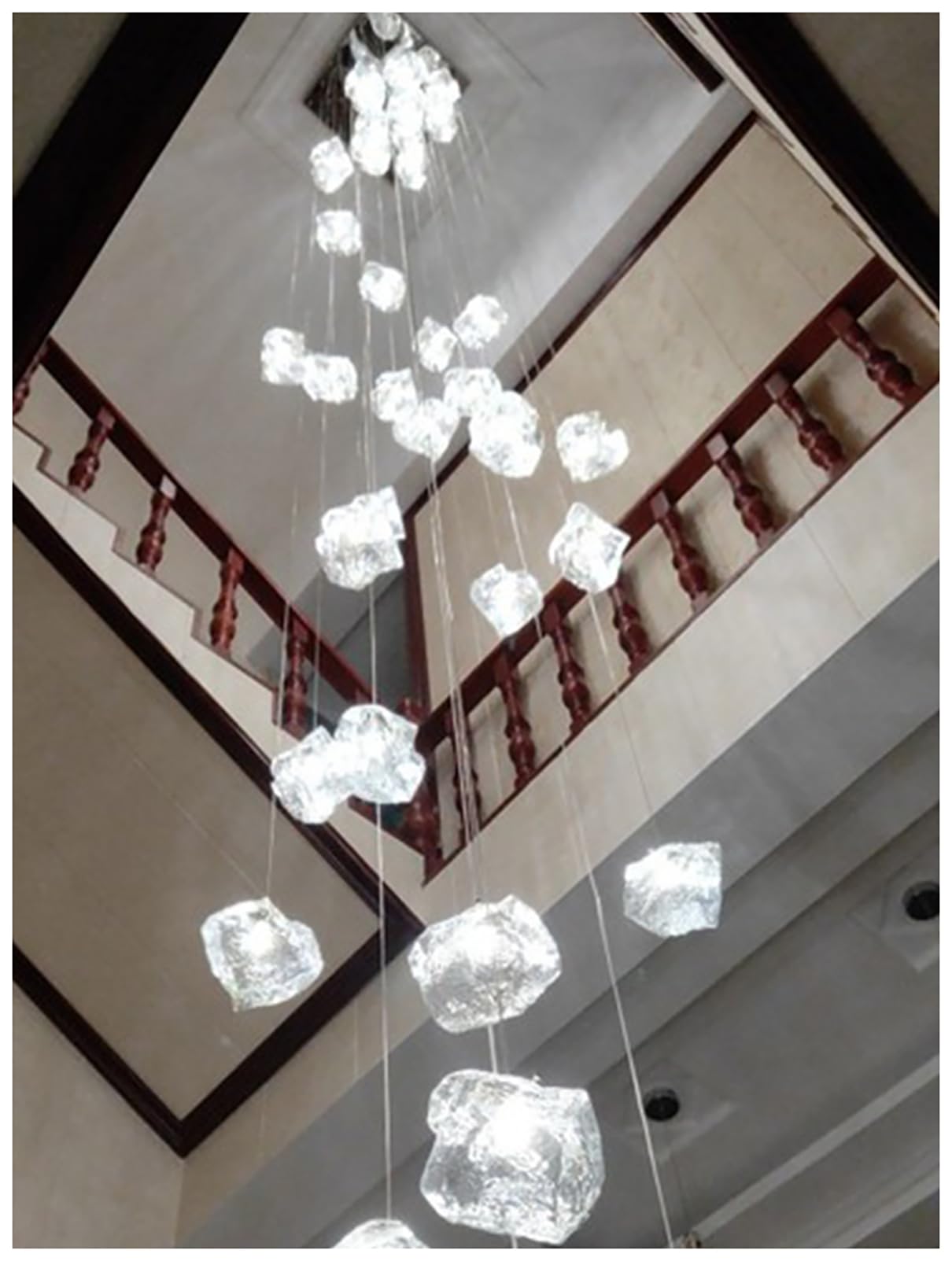 Lustre de luxe arctique : illuminez votre escalier sombre avec ce plafonnier en verre