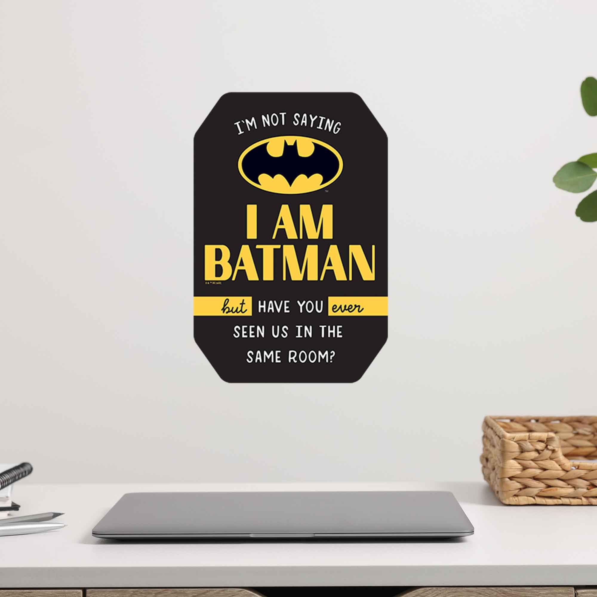 DC Comics - Targa in metallo goffrata con Batman I'm Not Saying I Am Batman, divertente decorazione da parete per camera da letto o stanza degli uomini
