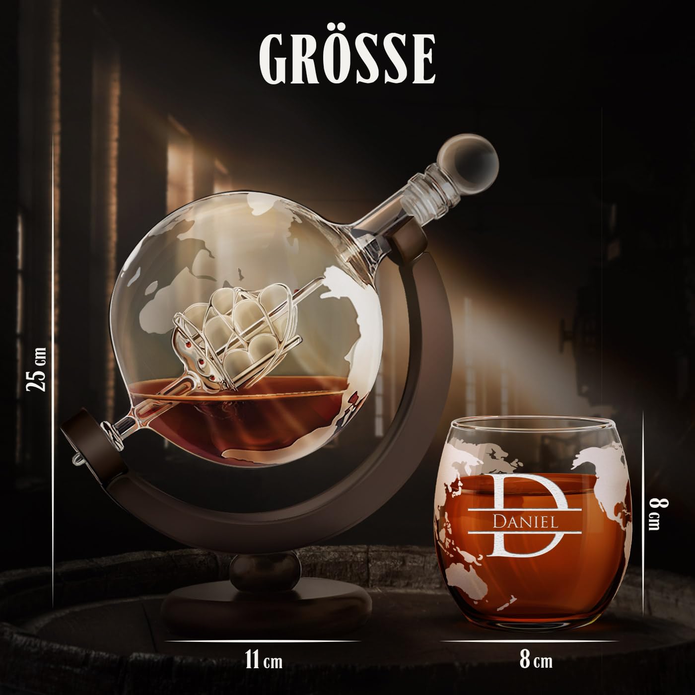Maverton Whisky Karaffe mit Gravur - Globus mit Schiff, 850 ml - 2er Whiskygläser Set - Whisky Decanter - Weihnachtsgeschenke - Geschenk zum Geburtstag für Männer- personalisiert - Projekt