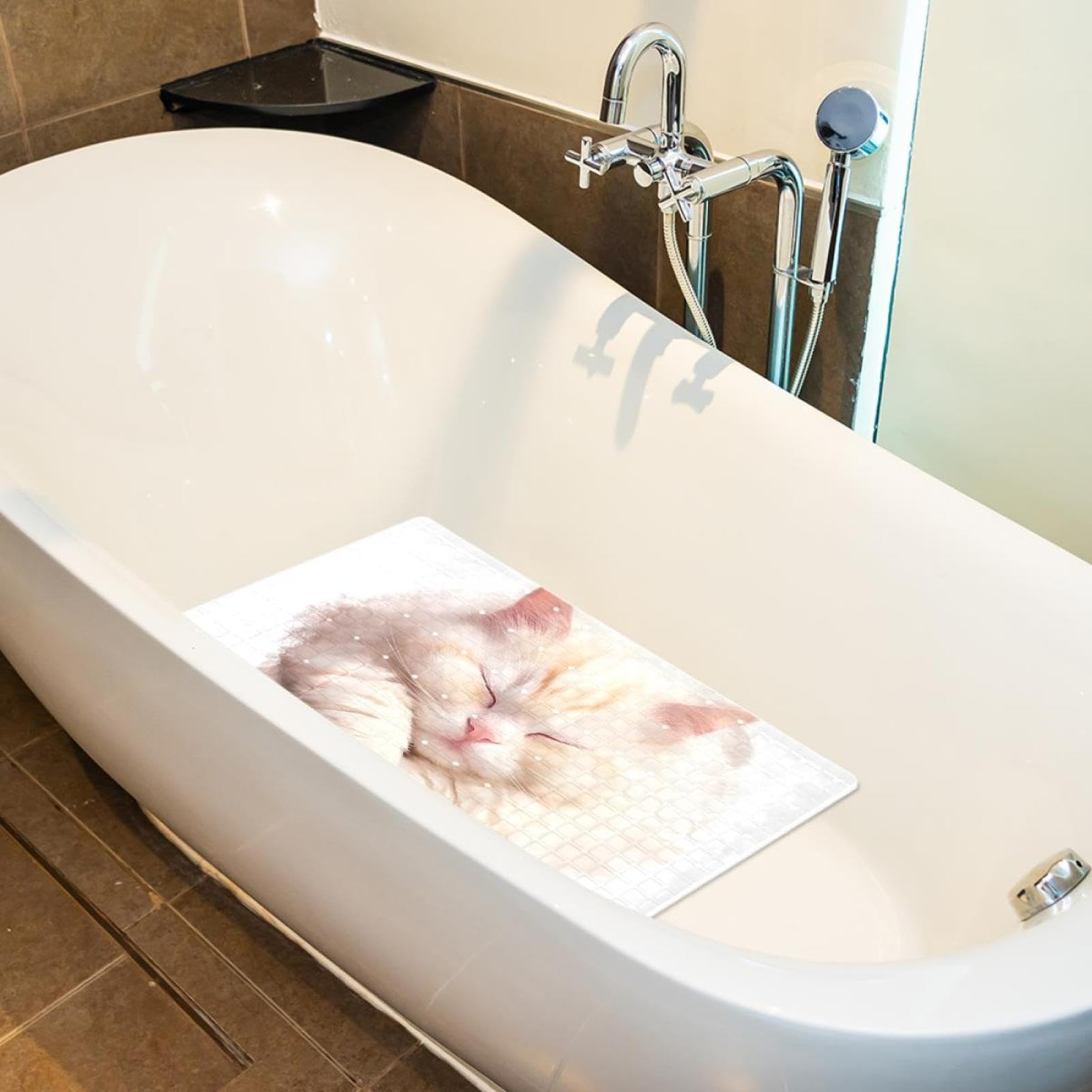 Premium-Badewannenmatte – rutschfest, leicht zu reinigen und sicher für die ganze Familie – weiße Katze schläft