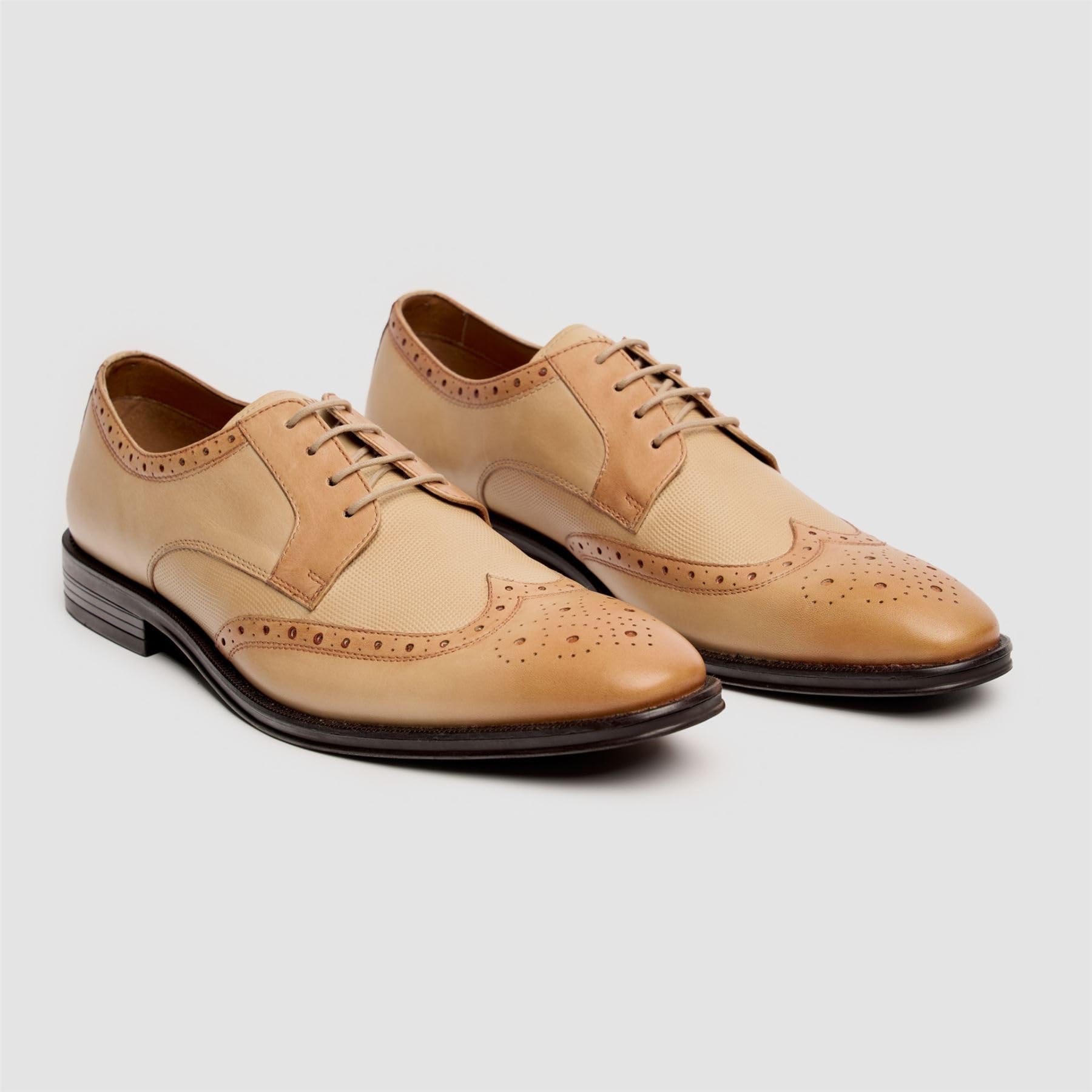 Scarpe eleganti da uomo in pelle brunita con punta ad ala color avorio
