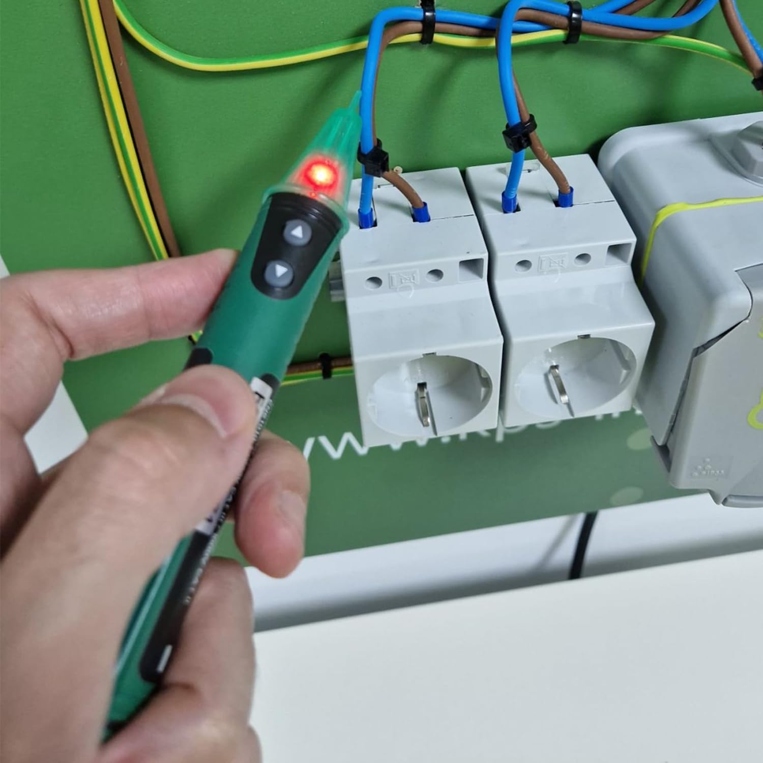 KPS DT120 Detector de Tensión Sin Contacto 12-1000V con Ajuste NCV LED | Alarma acústica y luminosa. Sensibilidad regulable. Formato tipo lápiz. Detección rápida y segura.