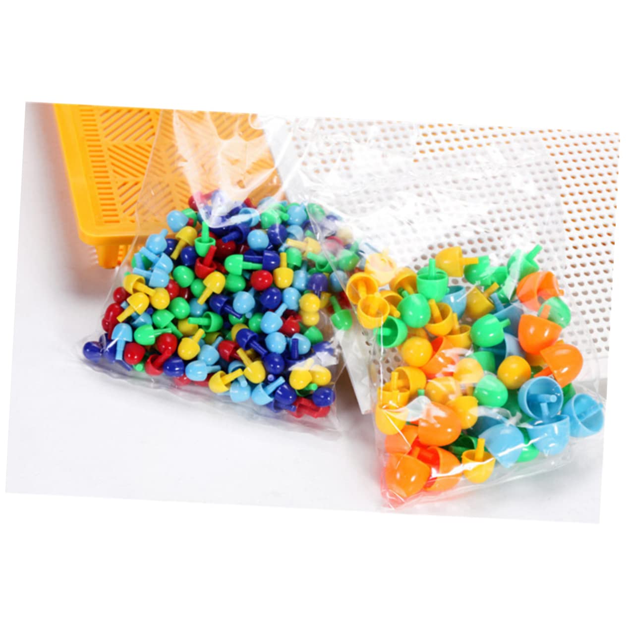 KOMBIUDA Gioco Educativo con 296 Elementi di Chiodi a Fungo in Plastica per Ragazzo Ragazza, Puzzle Creativo con Pegboard e Cestino Portaoggetti per Attività Homeschooling e Colore Casuale