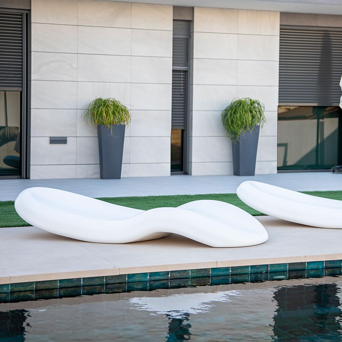 newgarden - Rasa Tumbona de Diseño Muy Resistente al Exterior y Al Paso del Tiempo. Ideal para el Jardín, la Piscina, Hotel o Beach Club. (Blanco)