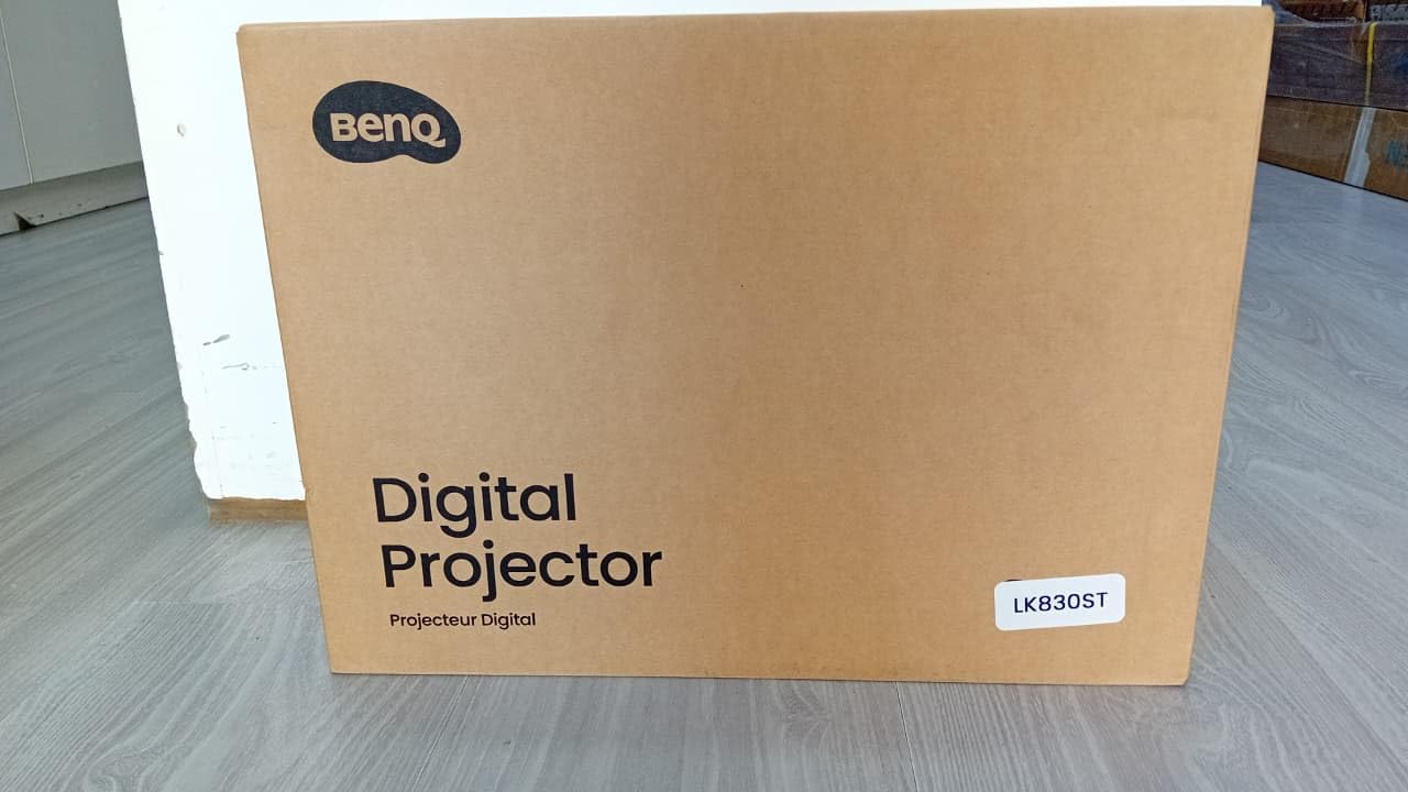BenQ LK830ST projektor krótkiego zasięgu 4000 ANSI lumenów DLP UHD 4K (3840 x 2160), kompatybilny z 3D, czarny