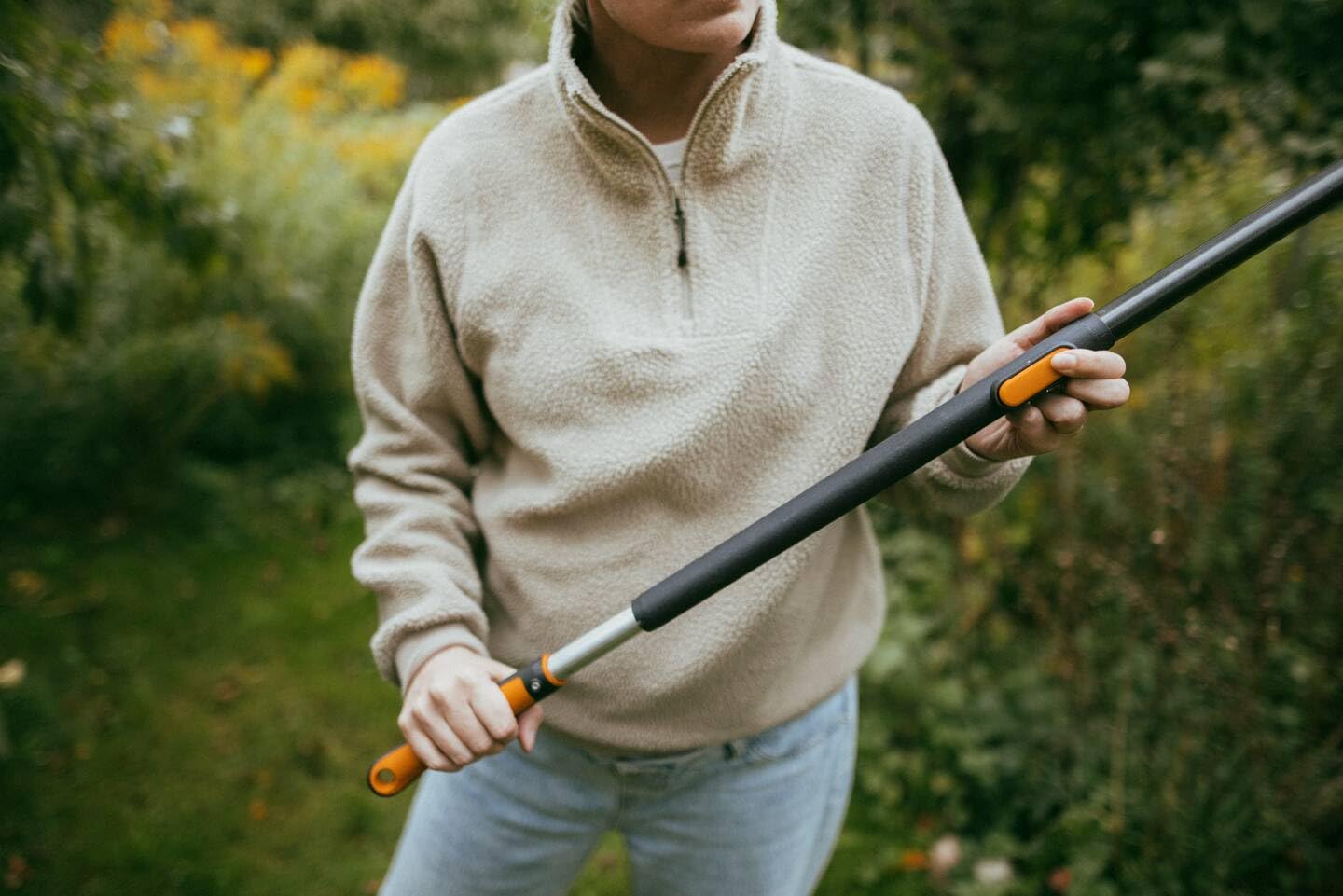 Fiskars OneClick Manche Télescopique M, Longueur Réglable de 119 à 179 cm, Changement Facile en Un Clic, Adaptateur QuikFit Vendu Séparément, Poignée SoftGrip, Aluminium, Noir/Orange, 1080671