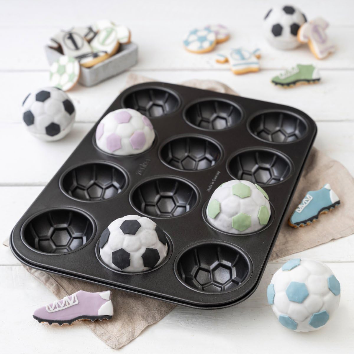 Zenker 62291 Moule à muffins 12 empreintes en forme de ballon de football, moule à gâteaux ballons de foot, Acier inoxydable, 38,5 x 26,5 x 3 cm