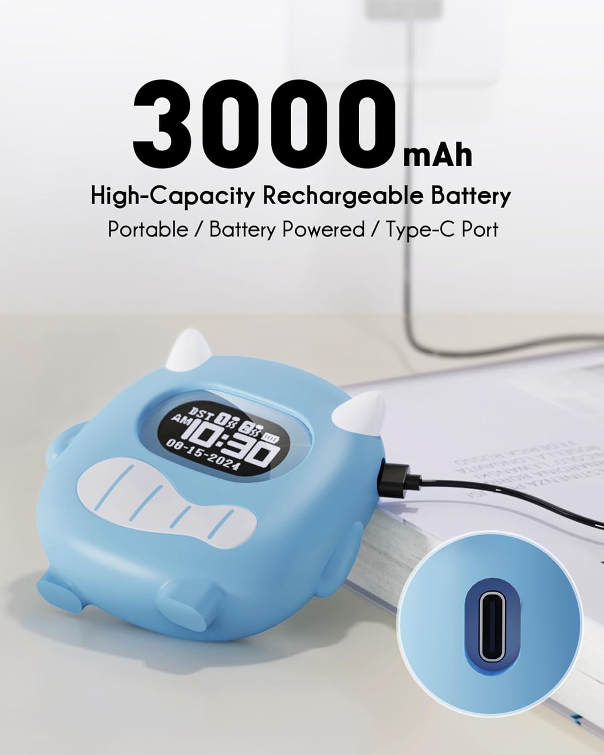 ROCAM CR1027K Vibrerende vækkeur tilsluttet et USB-C opladningskabel