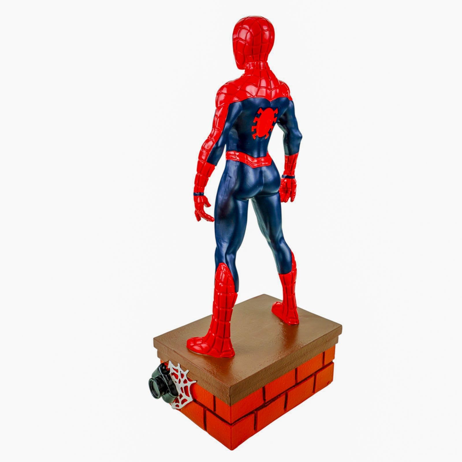 Gartenfigur Spiderman 41 cm Dekofigur Polyresin Figur für In- und Outdoorbereich | Superheld auf Ziegelsockel als Blickfang für Garten, Terrasse, Balkon oder Wohnzimmer