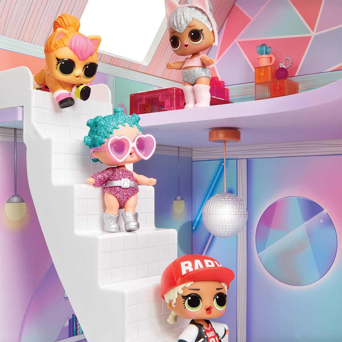 L.O.L. Surprise! OMG Winter Cottage Spielset - Mehr als 45 Überraschungen - Spielhaus mit Skilift, Schlafzimmer, Badezimmer, Wohnzimmer, Küche, Verwandelbaren Möbeln und Mehr - Für Kinder ab 4 Jahren