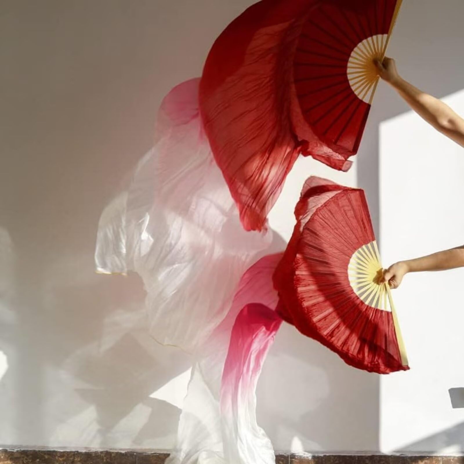 1 Paire de voiles éventails de Danse Orientale en Imitation Soie pour Femme, 1,5 m, Fait Main, Longs voiles en Bambou pour Spectacles, Main Gauche et Main Droite, dégradé de Rouge.