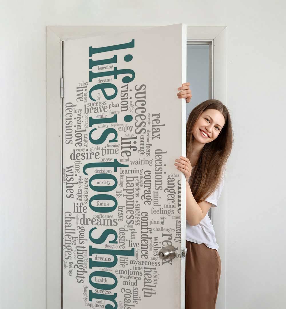 MyMaxxi Türtapete selbstklebend - Einteilige Türfolie 90x200 cm - Motiv: Leben ist zu kurz Türklebefolie zum verschönern & bekleben der Tür - Türaufkleber aus Klebefolie