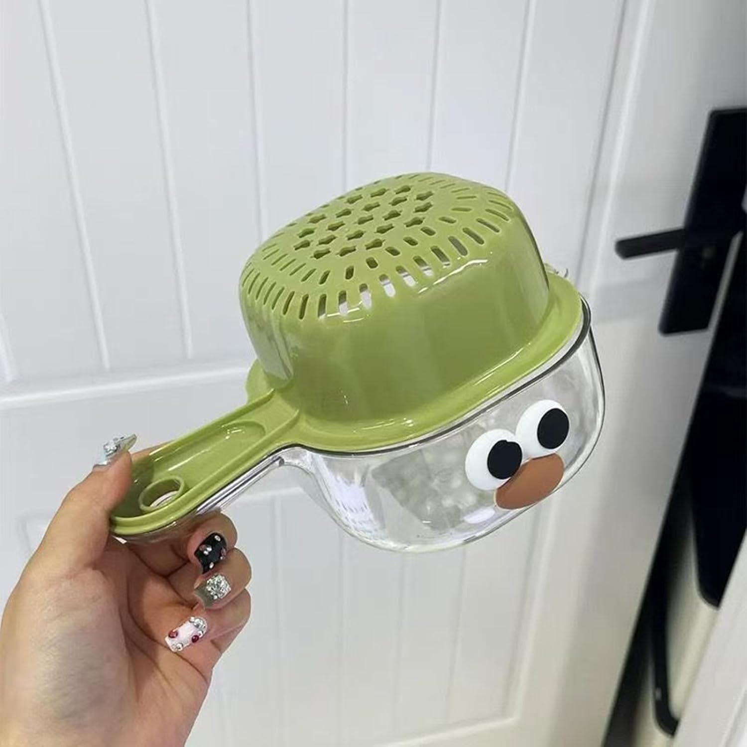 Multipurpose Kitchen Tool Combining Bowl and Strainer with Easily Grip Handle Suitable for Space Saving Storage Colander