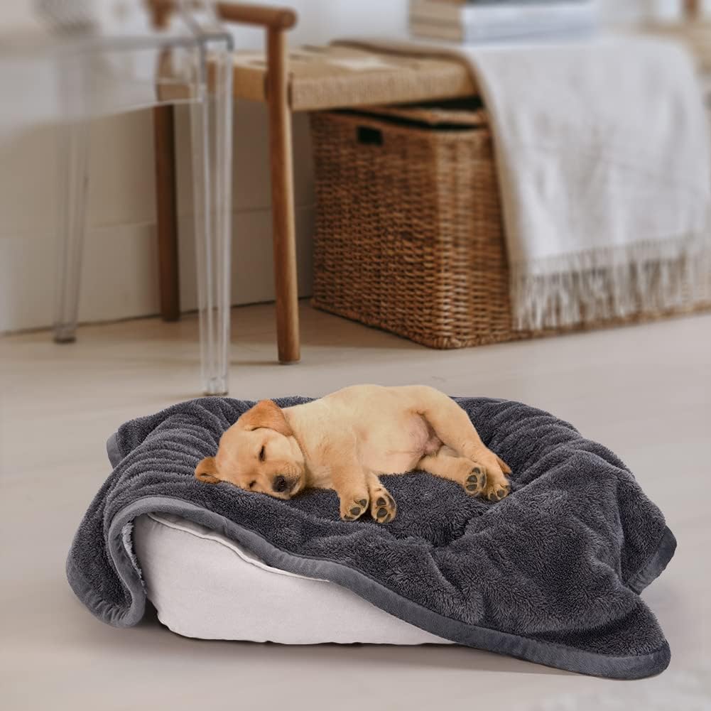 Waterproof Dog Blanket Soft Fluffy Plush Pet Blanket with Liquid Pee Proof Reversible Warm Throw Blanket for Dog and Cat